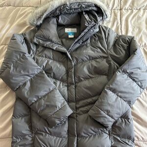 Columbia winter coat. Only worn once!
Beautiful faux fur hood 
Hits at hips